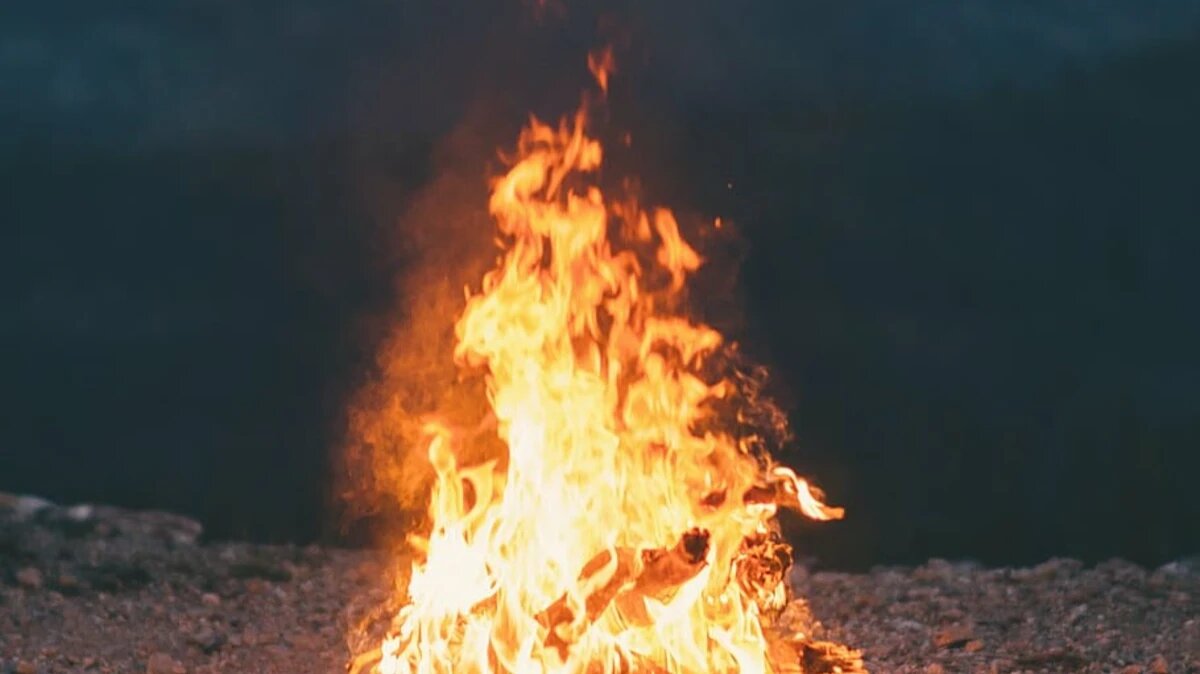 Одна из традиций - обязательные прыжки через костер. Фото: piqsels.com