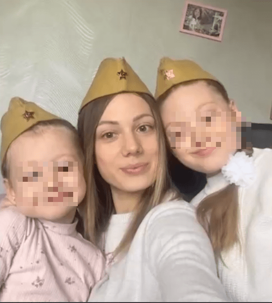    Кристина Боржова в дочками. Кадр Первого канала.