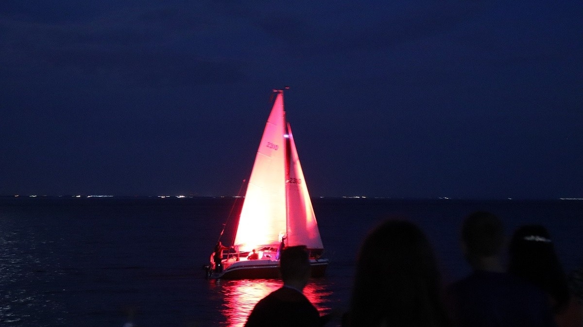     Яхта с парусами, как в романе Александра Грина, прибыла в акваторию набережной города Дубовка Волгоградской области во время выпускного бала.
