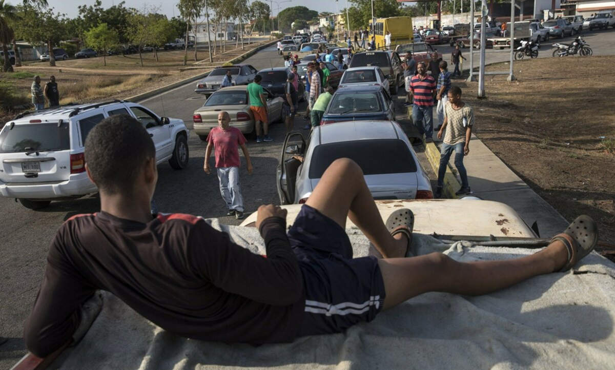 Сверхдешёвого бензина на всех венесуэльцев не хватает. Вот тут люди уже почти неделю ждут у заправки своей очереди.
