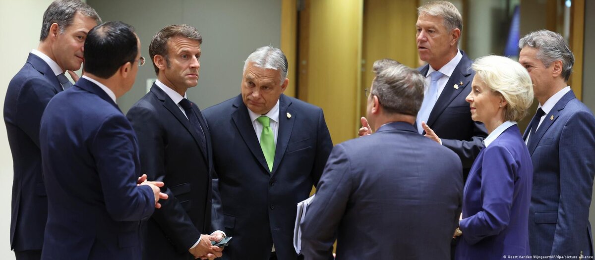 Виктор Орбан и другие политики на саммите Европейского Совета в Брюсселе, 30 июня 2023 года. Фото: Geert Vanden Wijngaert / AP