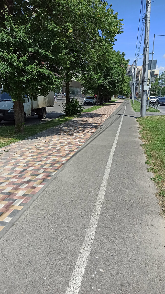 Новый тротуар с велодорожкой 