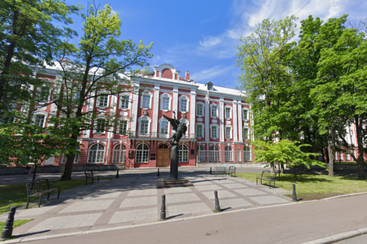    Скульптуру «Крылатого гения» уберут от главного входа в СПбГУ