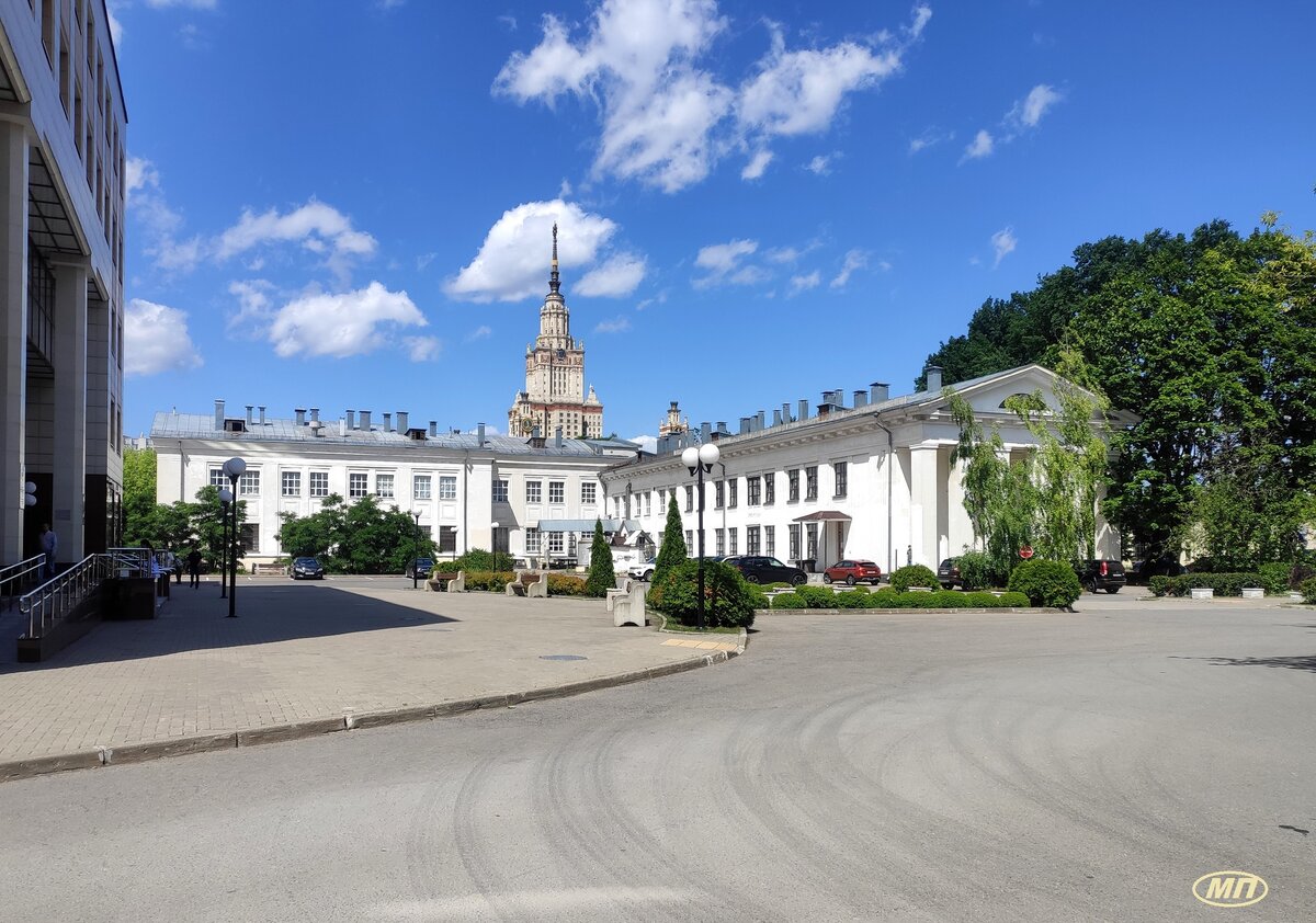 Территория МГУ. Высотку видно отовсюду.