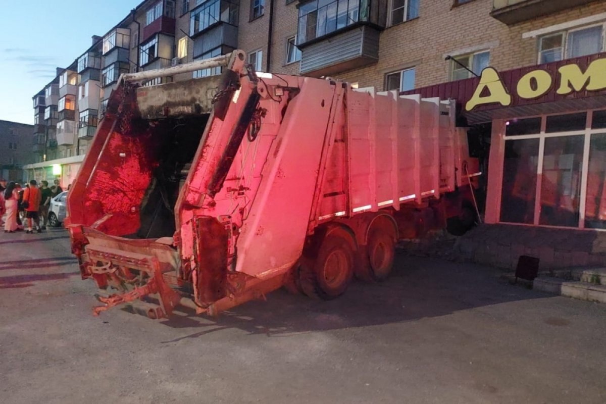    Мусоровоз въехал в жилой дом в Чебаркуле