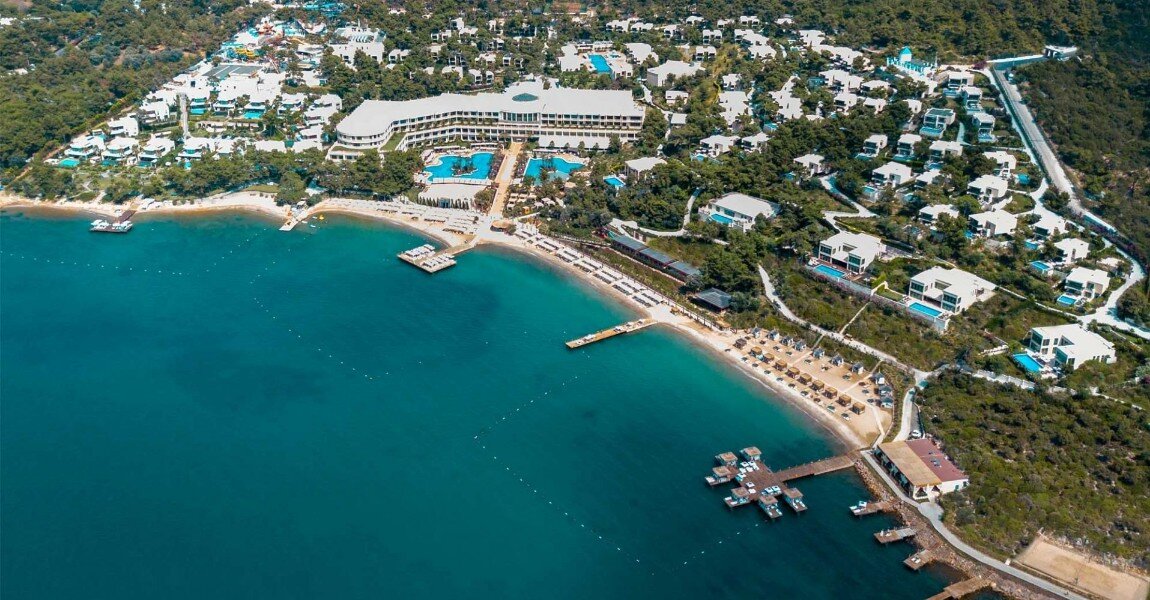 Vogue Hotel Bodrum идеально подходит для маленьких путешественников. Для них предусмотрено множество развлечений на огромном тематическом пространстве Candyland: луна-парк, самый большой аквапарк в Бодруме с более чем 30 горками, детский городок Candytown и динопарк.