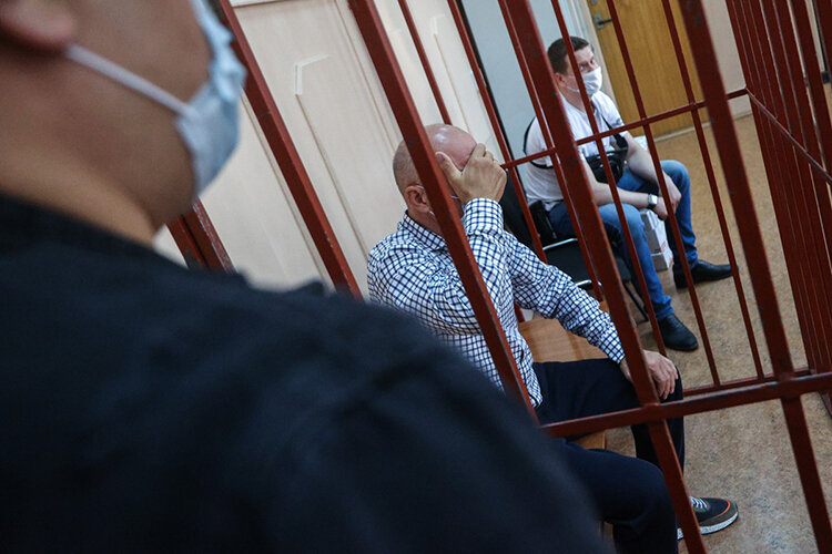    Фотосъемке Шакиров был не рад: настойчиво пытался скрыть лицо рукой Фото: Алексей БелкинСледствие опасается утечек о дальнейших действиях