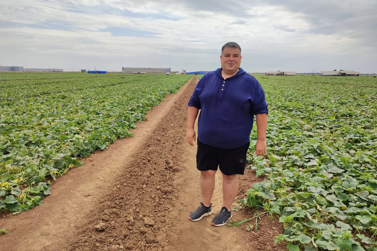 Евгений Логинов и он же вместе с семьей 