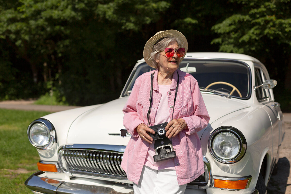 Grandma car. Выставка ретро автомобилей. Бабушка за рулем авто ретро. Ротару машина ретро. Выставка ретро автомобилей 2023 Москва.