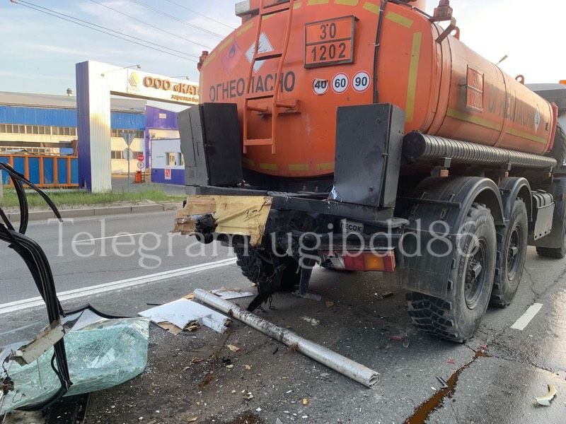    В Нижневартовске автобус врезался в КамАЗ, пострадали два человека