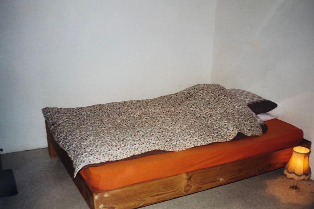 Моя комната в самом начале практики, где я боролась с шершнями. Потом она стала уютнее. Та самая кровать, которая промокла из-за сильного ливня.