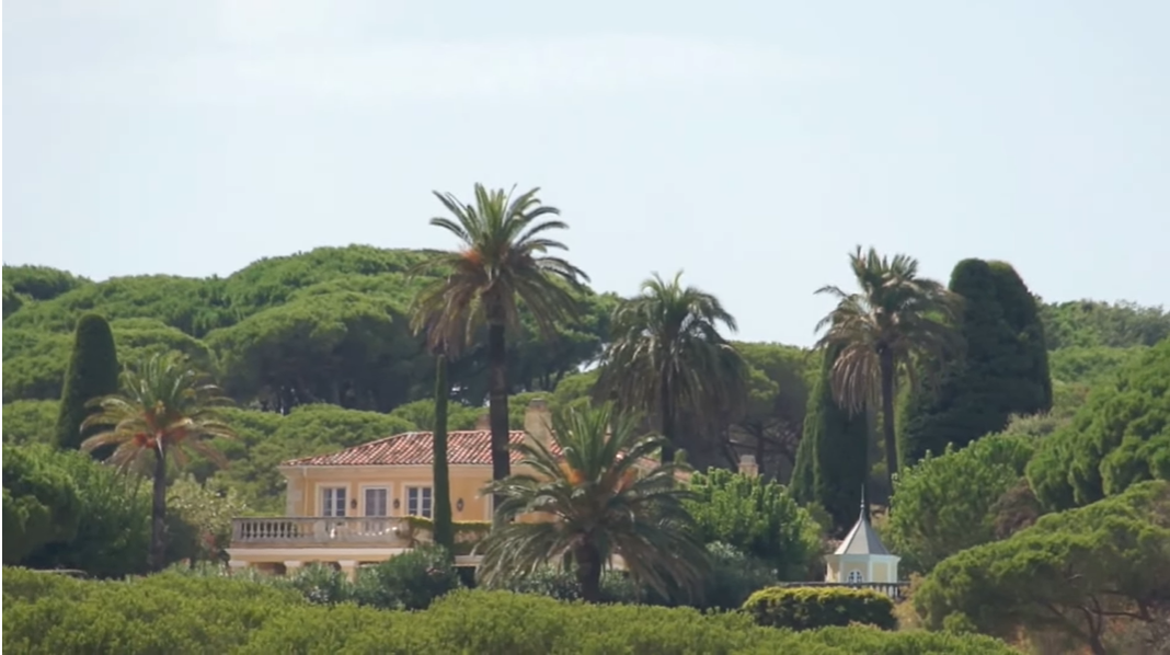 Вид с дороги на виллу. Видно дом и небольшую ротонду у бассейна.