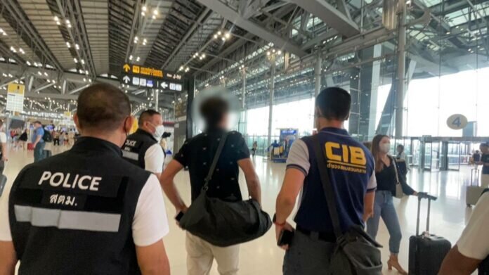 Вот так производился арест узбекского сутенёра из Паттайи. Шустренько!