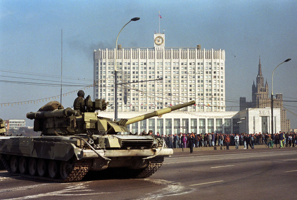 Танки перед зданием парламента в Москве 1993 © Владимир Веленгурин / EPA-EFE