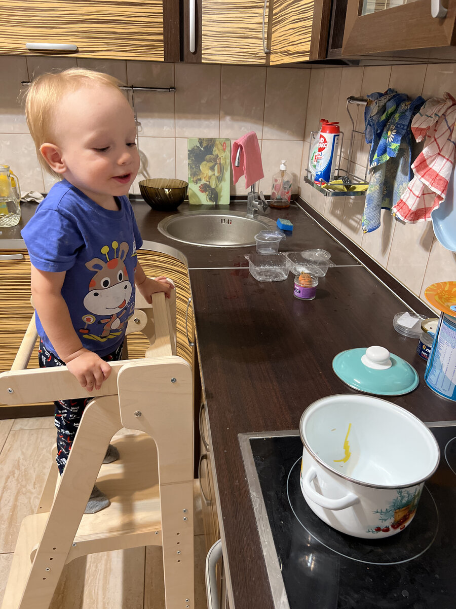 А вот уже довольный сынок на ней смотрит, что там в кастрюле осталось:) 