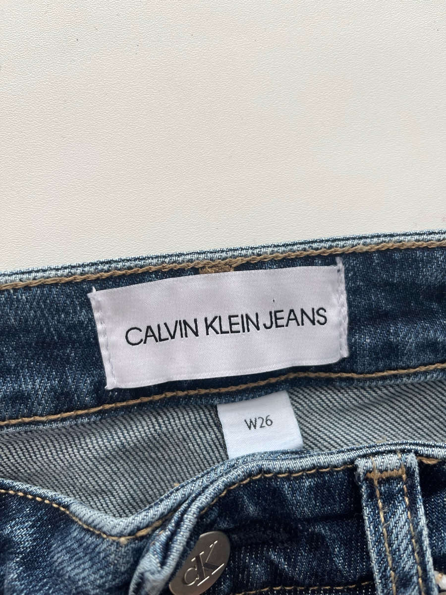 Calvin Klein Jeans – линия американского дома моды Calvin Klein Inc., в рамках которой выпускаются джинсы и другая джинсовая одежда.-2