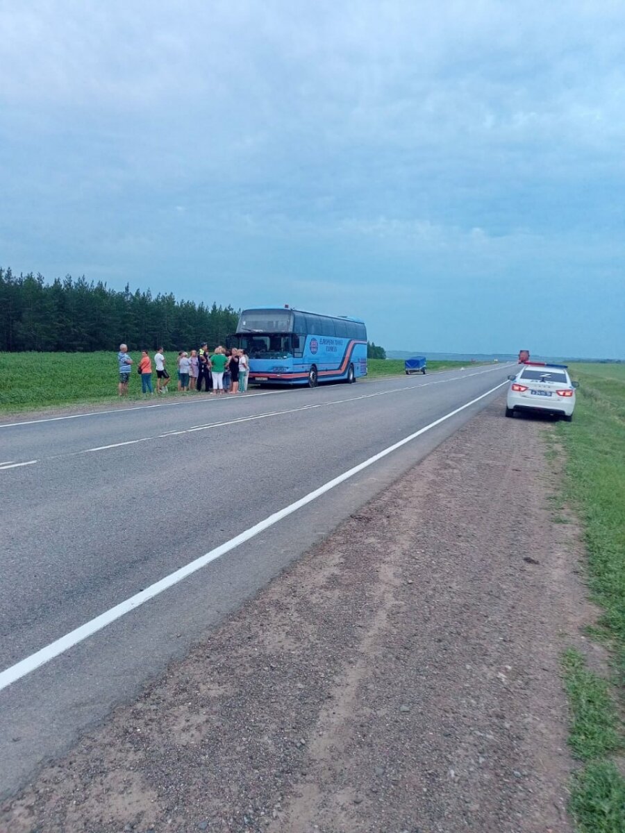 В Оренбургской области в сорокаградусную жару на трассе сломался автобус с  пассажирами | Новости Orenday.ru | Дзен