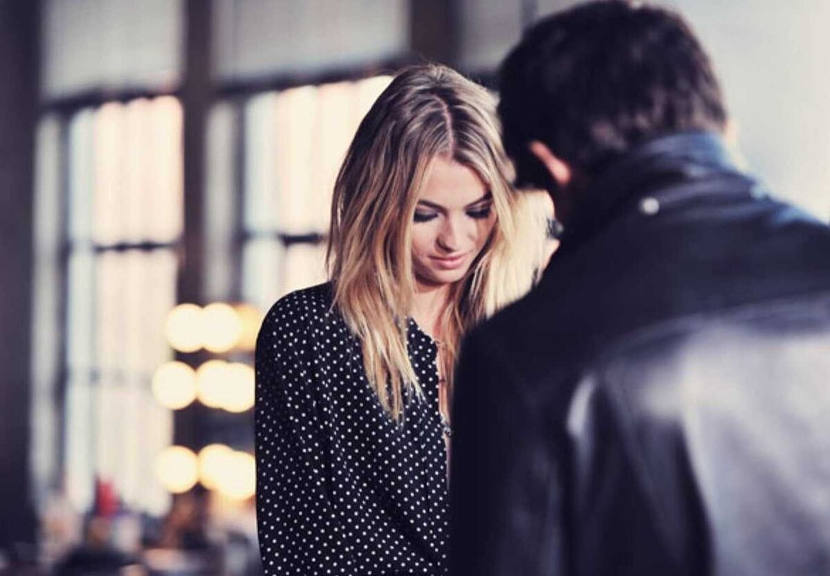 Цитаты про верность друзей. Мем с фотографией и девушкой. Одейя раш посвященный. Подошел увидев друга. Смотреть на себя со стороны.