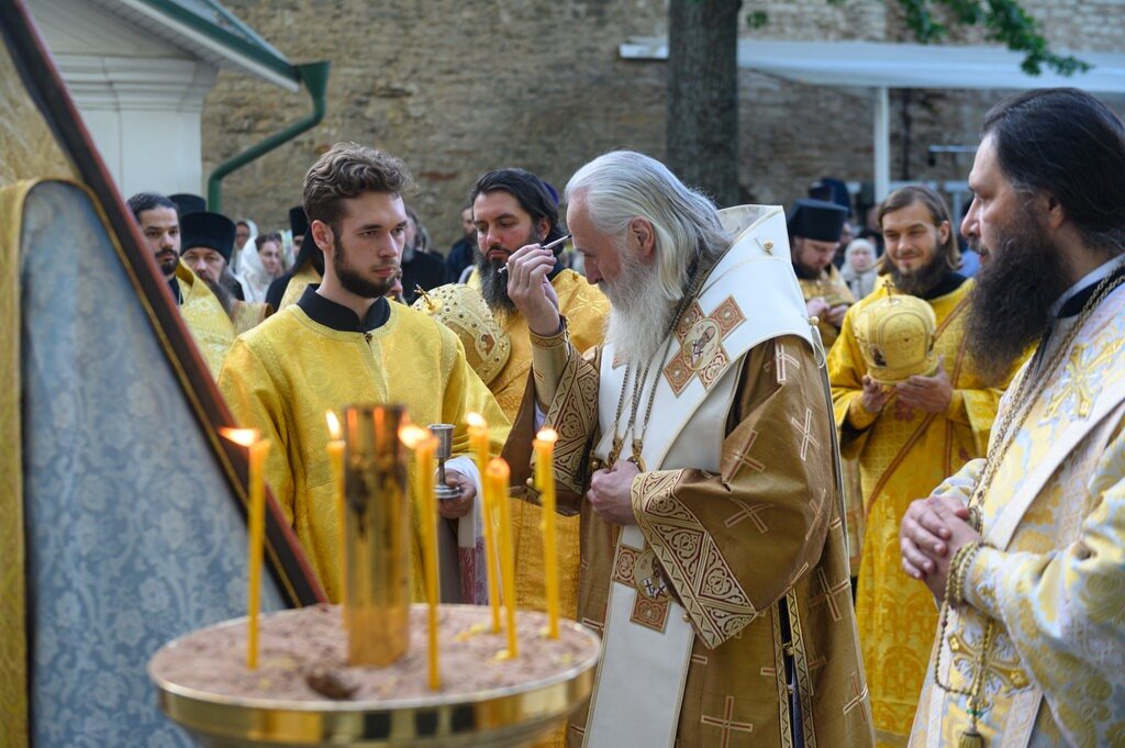 Храм 12 апостолов в Галилее деревья