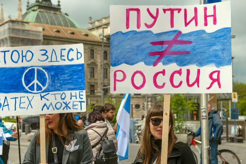 Многие представители российской диаспоры выступают против путинского режима © IMAGO/Wolfgang Maria Weber