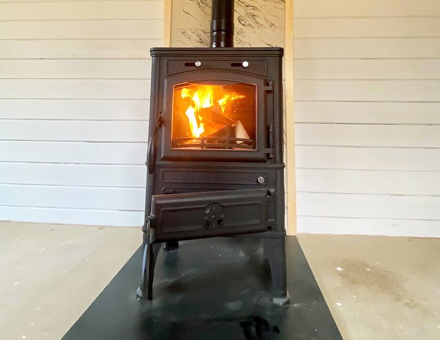 При интенсивной протопке у печи полностью открыто поддувало