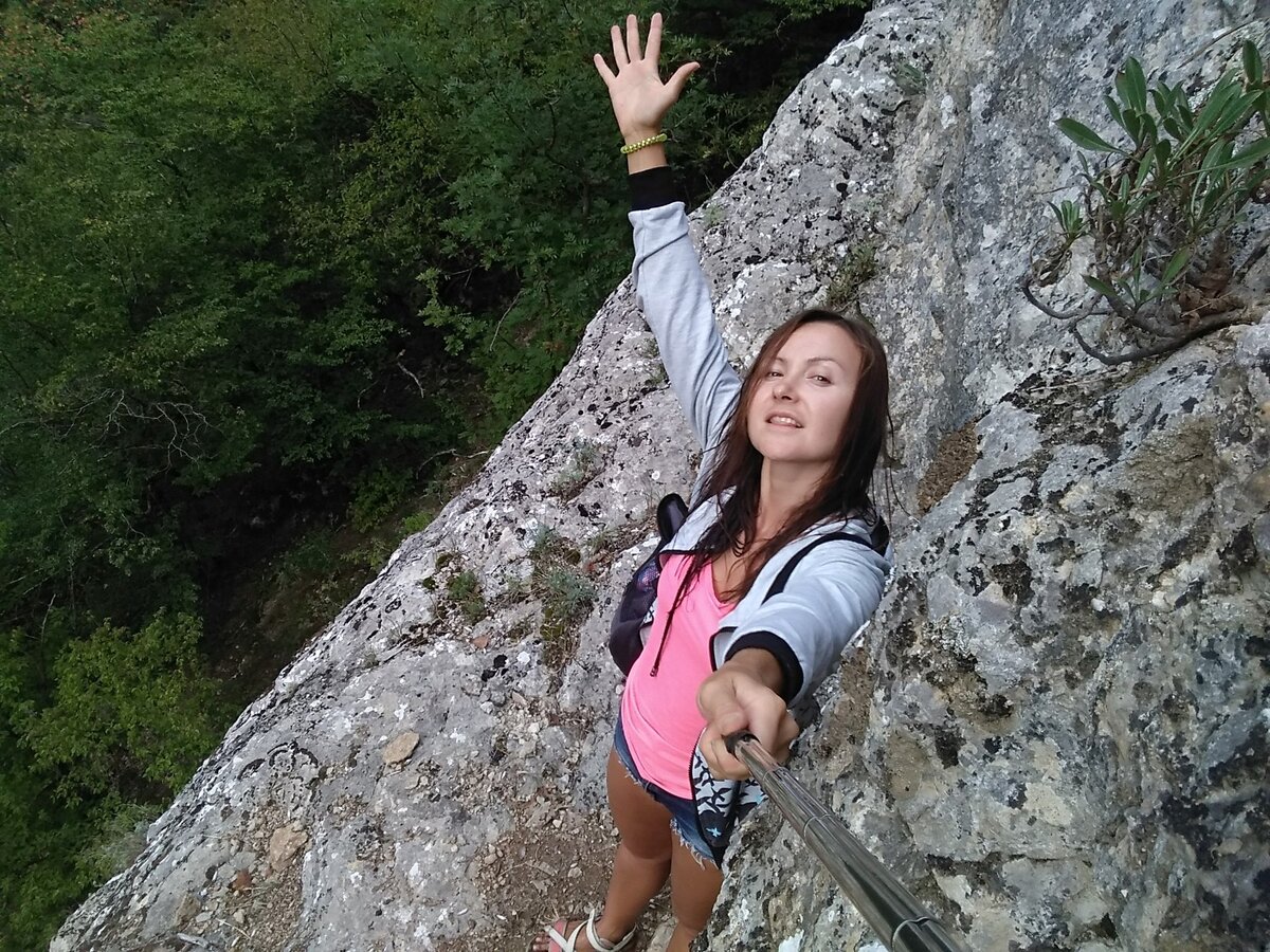 Это я в Крыму. Залезла на отвесную скалу и генерирую себе новую опасность. Такой уж я человек