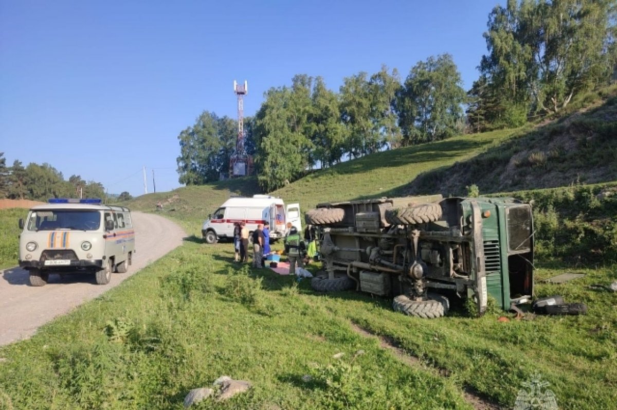    Грузовик с 14 туристами перевернулся на Алтае по пути на Каракольские озера