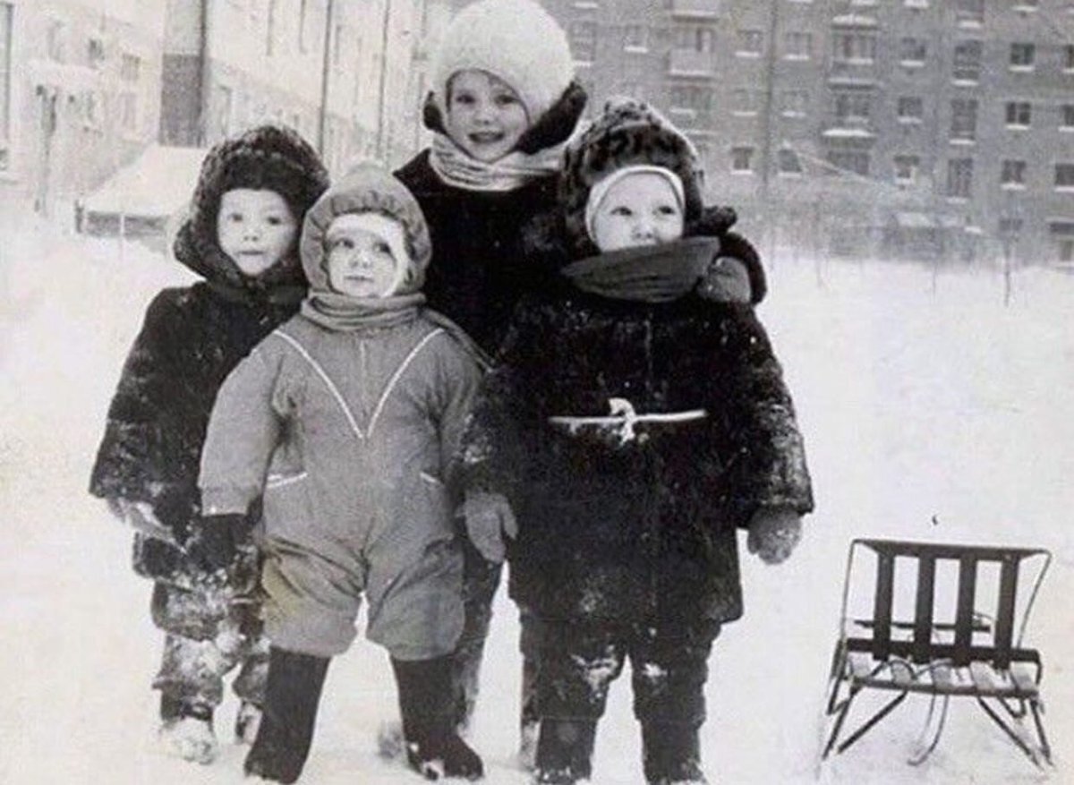 Наряд на ребенка лихие 90. Костюмы девяностых дети. Одежда детей в 90-е годы. Кофта бойс 90-х. Дети 90-е зима.