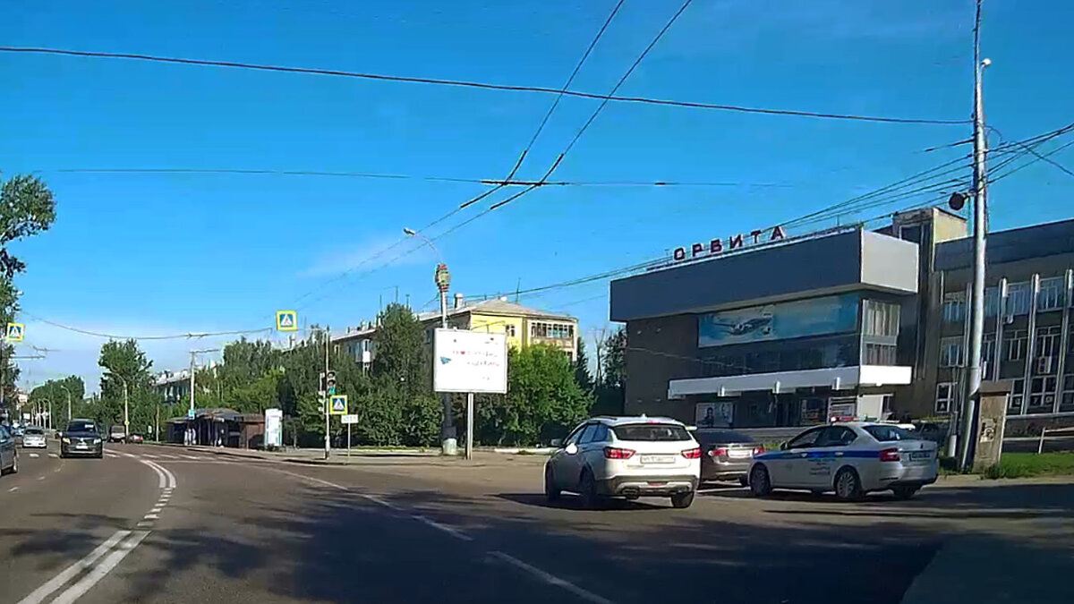 Иркутск, ул. Советская, четверг, 7.30 утра. Наряд уже за работой. Фото Константина Куликова