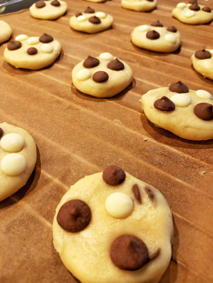 Охлажденное тесто делим на части и формируем колобки 🍪. 