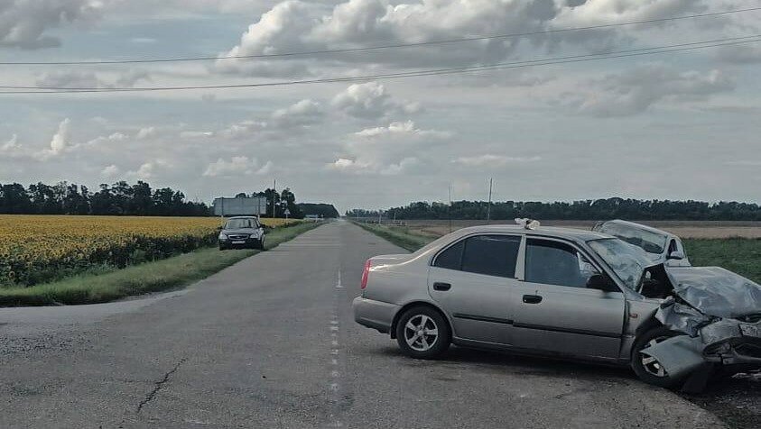     Серьезное ДТП произошло на автодороге в Ростовской области 16 июля, рассказали в региональном ГИБДД.
