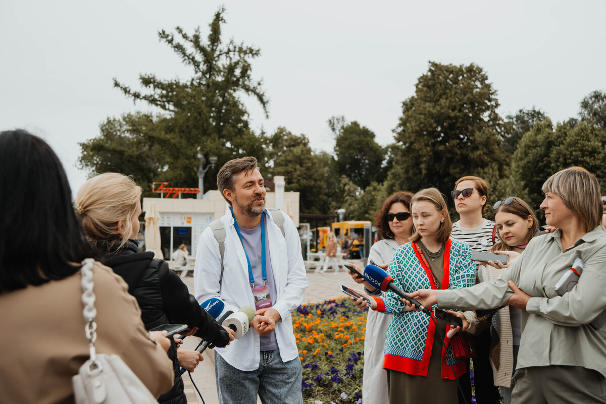 В общественном месте мжно снимать без разрешение. Моя фотография с репортажа на "Волгафесте" в Самаре, 2023