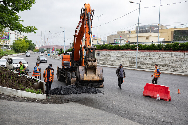 Ремонт дорожного полотна на улице Калинина во Владивостоке