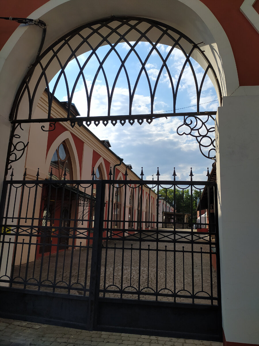 Гостиные ряды в Калуге (фото автора) 