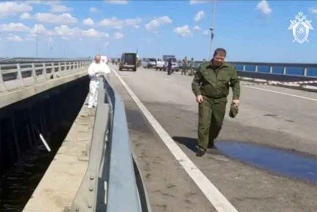    Что делать туристам, оказавшимся перед закрытым Крымским мостом?