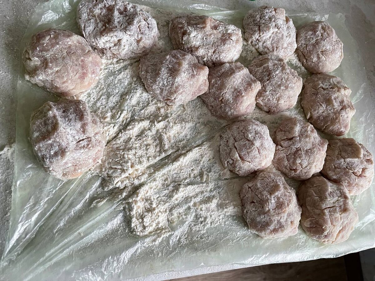 Непила полуфабрикатов на котлеты. Обваливаю в муке. Муку насыпаю на пакет, чтобы потом стол был чистый и убирать было просто.