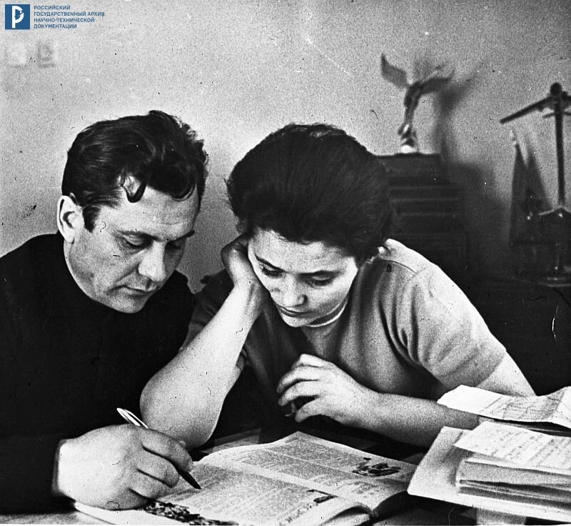 М.Л. Попович с мужем космонавтом П.Р. Поповичем в домашней обстановке. 1966 г. РГАНТД. Арх. № 1-12982
