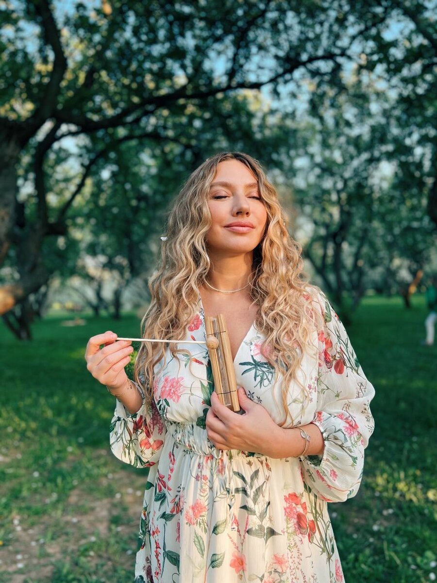 Валентина Майман с хрустальной клавишей. Фото автора.