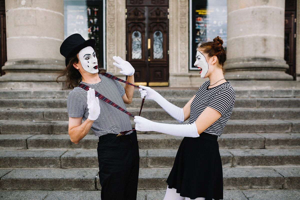 Изображение от <a href="https://ru.freepik.com/free-photo/side-view-of-a-angry-female-mime-pulling-male-mime-suspender-in-front-of-stairway_2965999.htm#query=%D0%B0%D0%BA%D1%82%D1%91%D1%80&position=30&from_view=search&track=sph">Freepik</a>