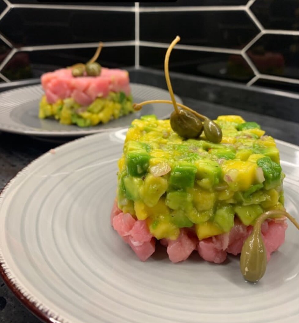 Тартар из тунца с авокадо, красным луком и манго