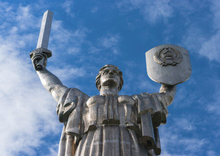    "Патриоты" возмущены выделением 28 млн грн на тризуб на монумент "Родина-мать". Это 120 пикапов или 600 тепловизоров