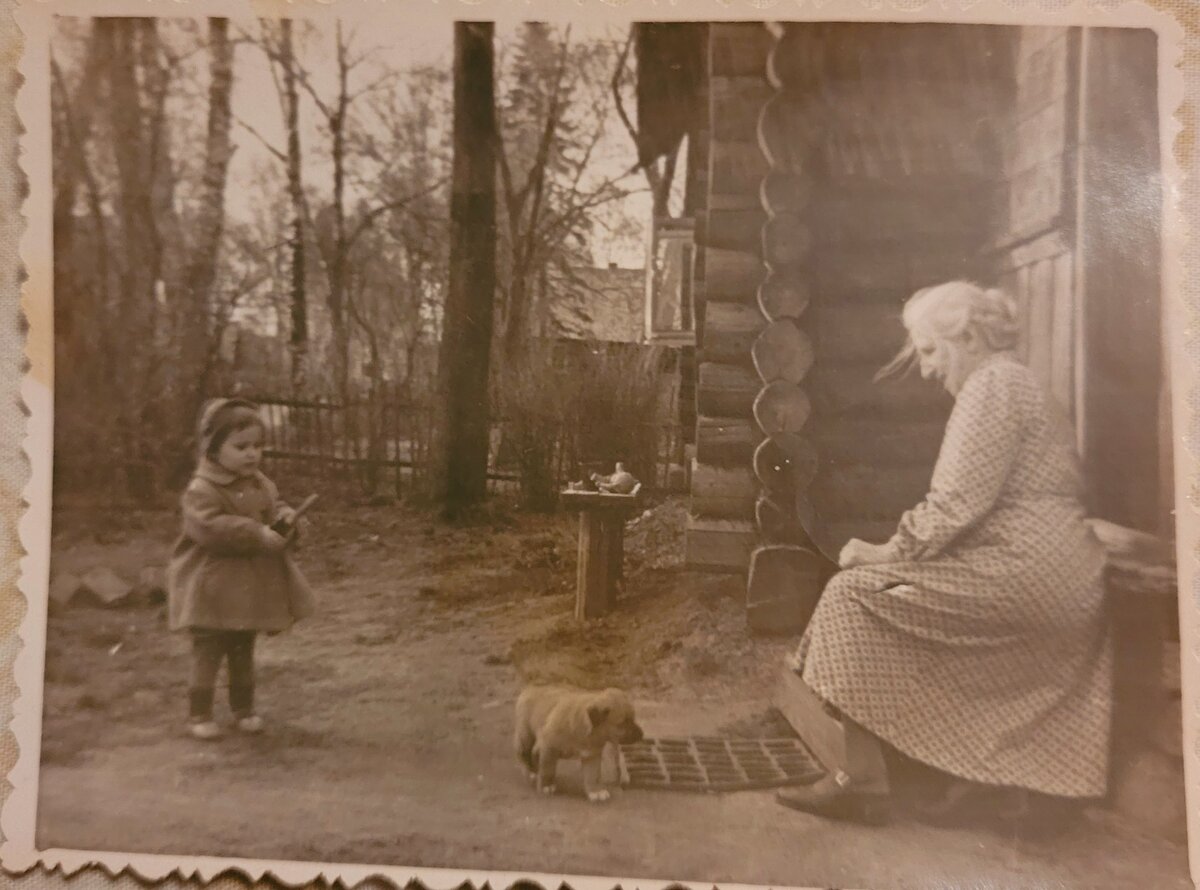 На даче. Бабушка и я. Оказывается, у нас был щенок!