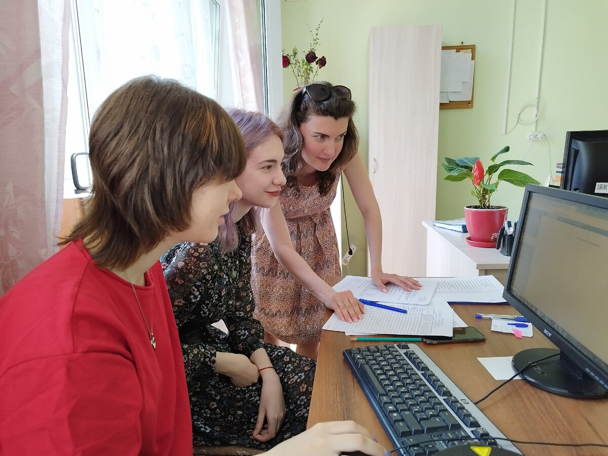 Елизавета и Екатерина за работой с наставницей Мариной Ариповой