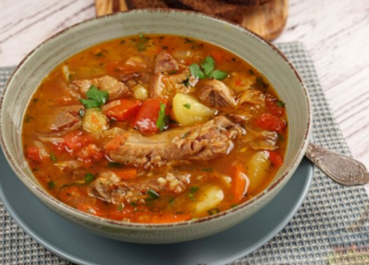 Шалюм - это густой насыщенный суп на мясном бульоне, с крупно нарезанными овощами.Традиционно - это блюдо готовилось в казане  на костре .Но и в кастрюли на плите оно получается необычайно  вкусным, наваристым, ярким. 