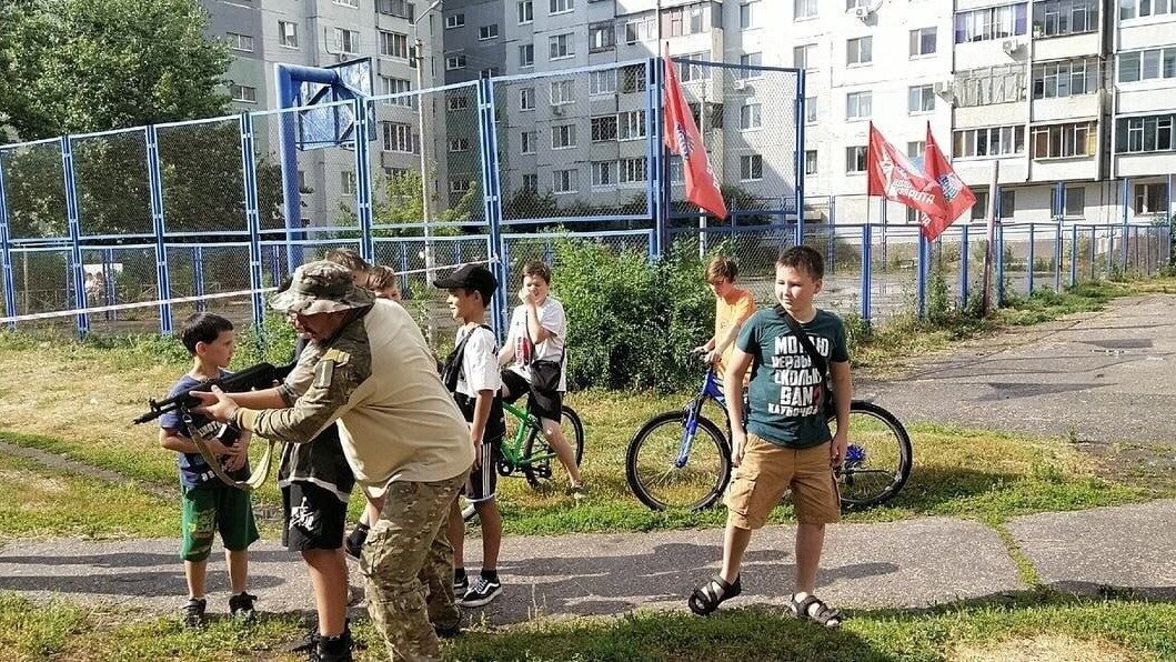     Работники центра патриотического воспитания в Ульяновске начали ходить с оружием по городским дворам, проводя для детей уроки НВП без согласия родителей.