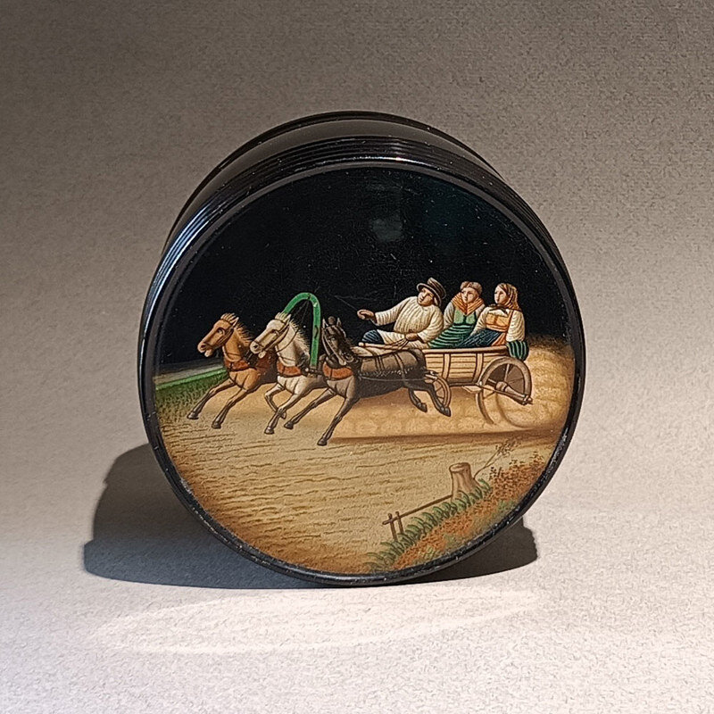 Фабрика лаковой миниатюры Вишняковых. Чайница "Тройка". Конец XIX в. Источник https://artsreda.ru