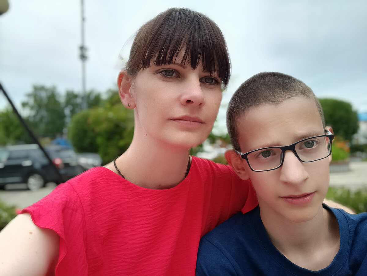 Илюша возмущается. Заставляю фоткаться)
