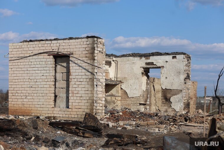    В микрорайоне Смолино во время пожара на сотнях участков сгорели дома и другие здания