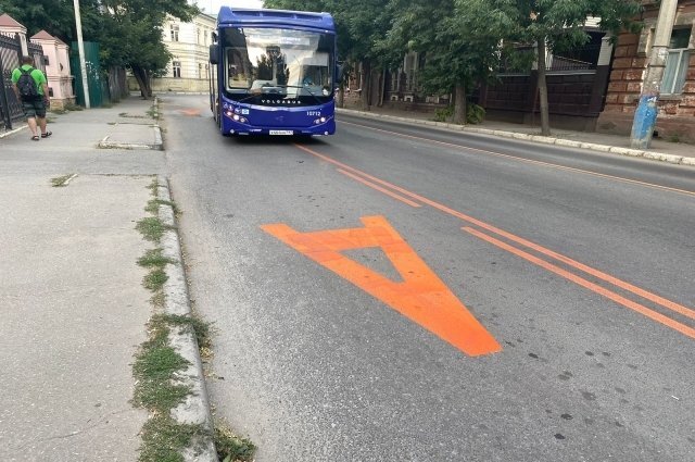    Какой штраф грозит автолюбителям за езду по выделенным полосам?