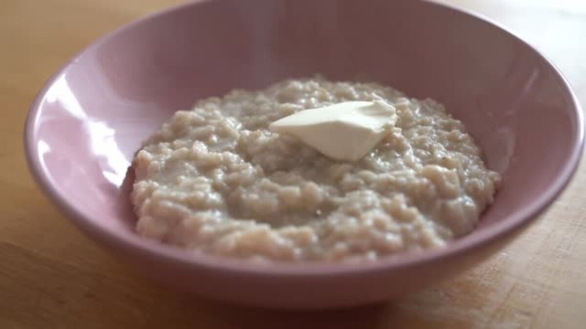 Тарелка свежесваренной овсяной каши с кусочком сливочного масла. Фото автора: Darya Komarova